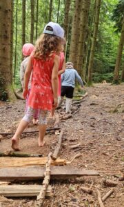 Wald spüren auf dem Barfussweg